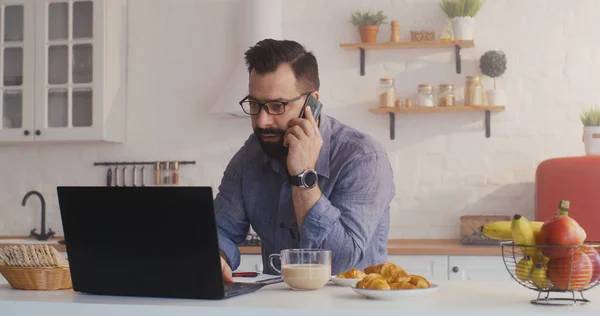 Man having a video call in the kitchen — Stock Photo, Image