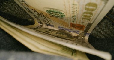 Cebinden para çekiliyor.