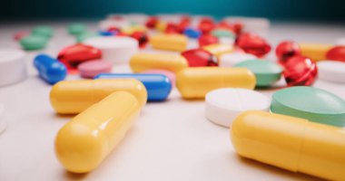 Haplar masanın üstüne yayılmış.