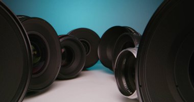 Lensler masaya dizilmiş.