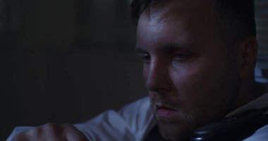 Genç polis çatışmada ağlıyor.