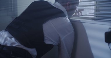 Genç polis çatışma sırasında gergin.