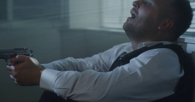 Genç polis çatışmada ağlıyor.