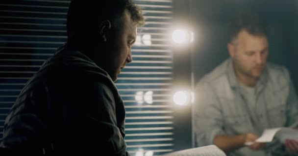 Actor ensayando líneas delante del espejo — Vídeo de stock
