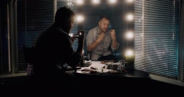 Hüsrana uğramış aktör replikleriyle mücadele ediyor.