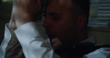 Genç polis çatışmada ağlıyor.