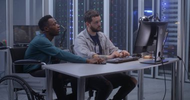 Veri merkezinde çalışan genç programcılar