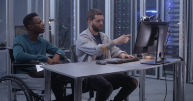 Veri merkezinde çalışan genç programcılar