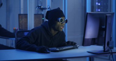 Bilgisayar korsanları bir veri merkezine giriyor.