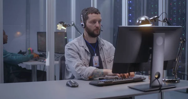 Jovem trabalhando em data center — Fotografia de Stock