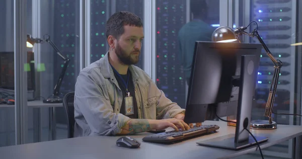 Programador trabajando en centro de datos — Foto de Stock