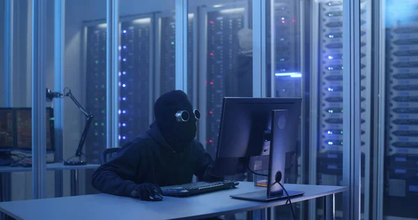 Hackers die inbreken in een datacenter — Stockfoto