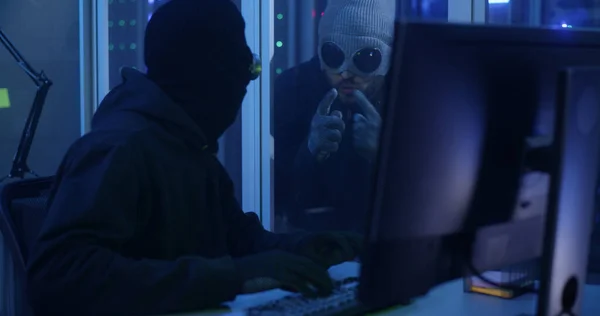 Hackers irrumpiendo en un centro de datos — Foto de Stock