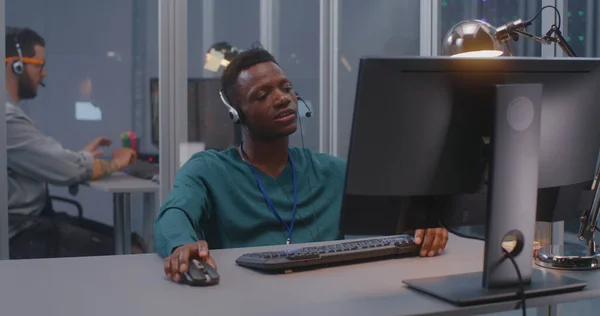 Joven trabajando en el centro de datos — Foto de Stock