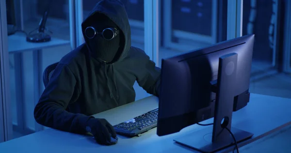 Hacker breaking into a data center — Stock Photo, Image