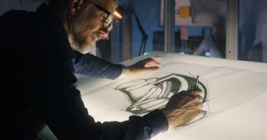 Araba tasarımcısı iş başında