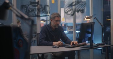 Ofiste çalışan grafik tasarımcısı