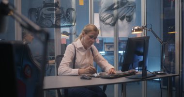 Ofiste çalışan grafik tasarımcısı