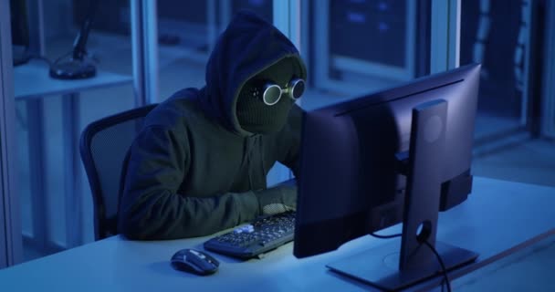 Хакер вломился в центр обработки данных — стоковое видео