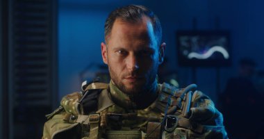 Asker kameraya bakıyor.