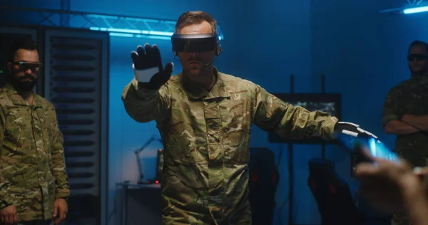 Військовослужбовець тестує технології VR — стокове фото