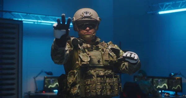 Testowanie technologii VR przez żołnierzy — Zdjęcie stockowe