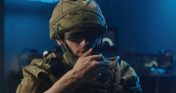 Żołnierz rozmawiający z walkie-talkie — Zdjęcie stockowe