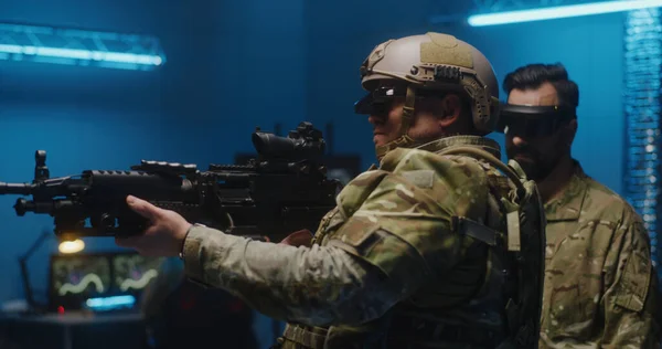 VR 기술을 사용하는 군인들 — 스톡 사진