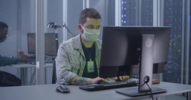 Veri merkezinde çalışan genç adam.