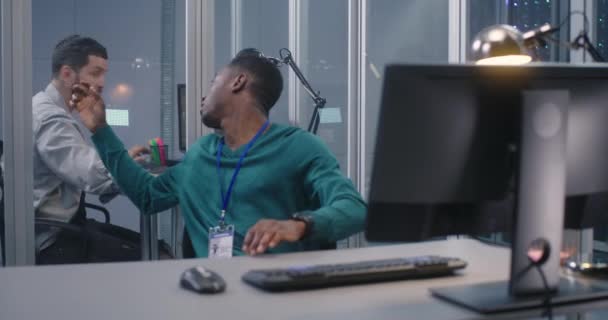 Jeunes hommes travaillant dans un centre de données