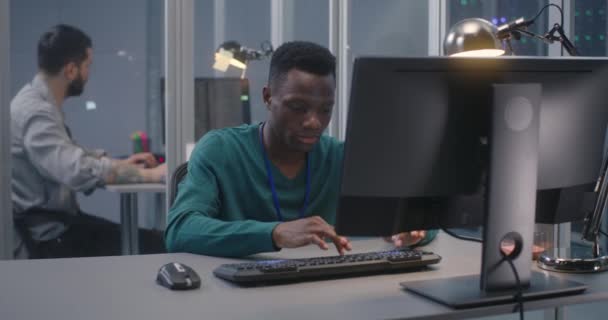 Unga män som arbetar i datacenter — Stockvideo