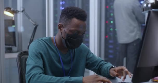 Молодой человек, работающий в дата-центре — стоковое видео