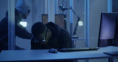 Bilgisayar korsanları bir veri merkezine giriyor.