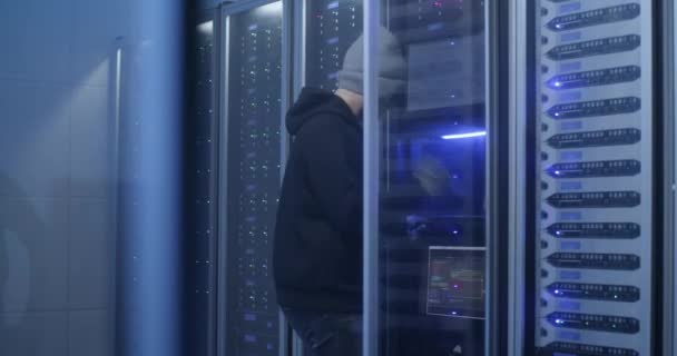 Hackers breaking into a data center — Stock Video