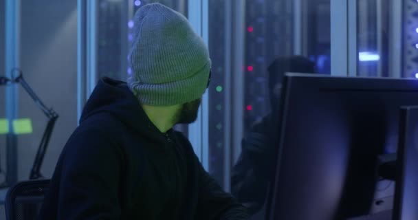 Hackers die inbreken in een datacenter — Stockvideo