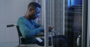 Veri merkezinde çalışan teknisyen