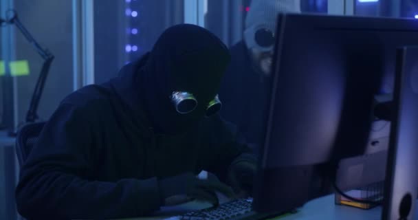 A hackerek betörnek egy adatközpontba. — Stock videók
