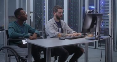 Veri merkezinde çalışan genç programcılar