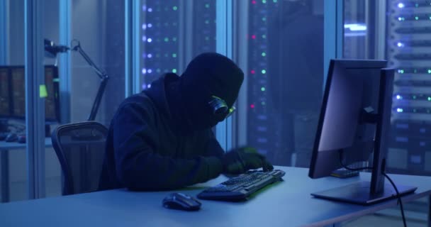 Hackers die inbreken in een datacenter — Stockvideo