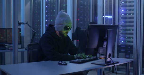 Hackers die inbreken in een datacenter — Stockvideo