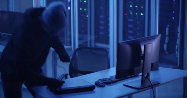 Hacker breaking into a data center — Stock Video