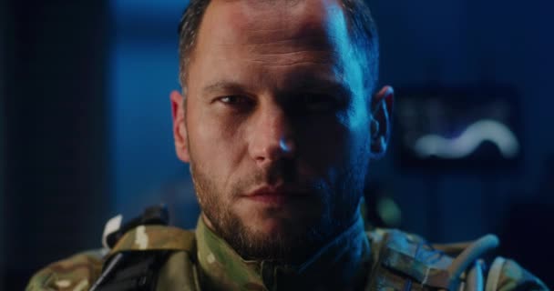 Soldat tittar på kameran — Stockvideo