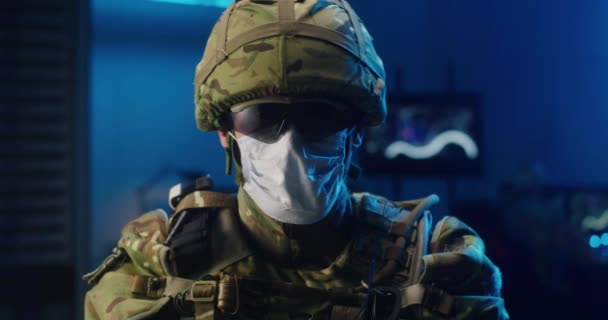 Soldat bär ansiktsmask — Stockvideo