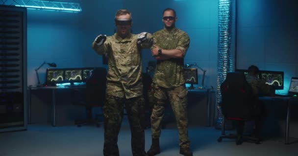 Soldat testet VR-Technologie — Stockvideo