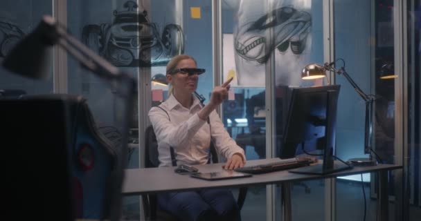 Vrouwelijke auto ontwerper met behulp van VR-technologie — Stockvideo