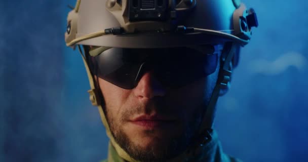Soldat blickt in Kamera — Stockvideo