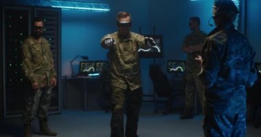 VR teknolojisini test eden asker.