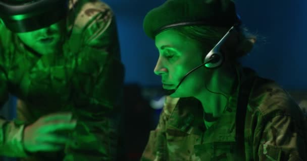 Vojáci diskutují o vojenské strategii — Stock video
