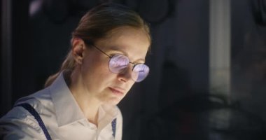 Çalışan kadın grafik tasarımcısı