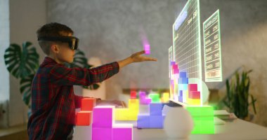 VR tetris oynayan çocuk